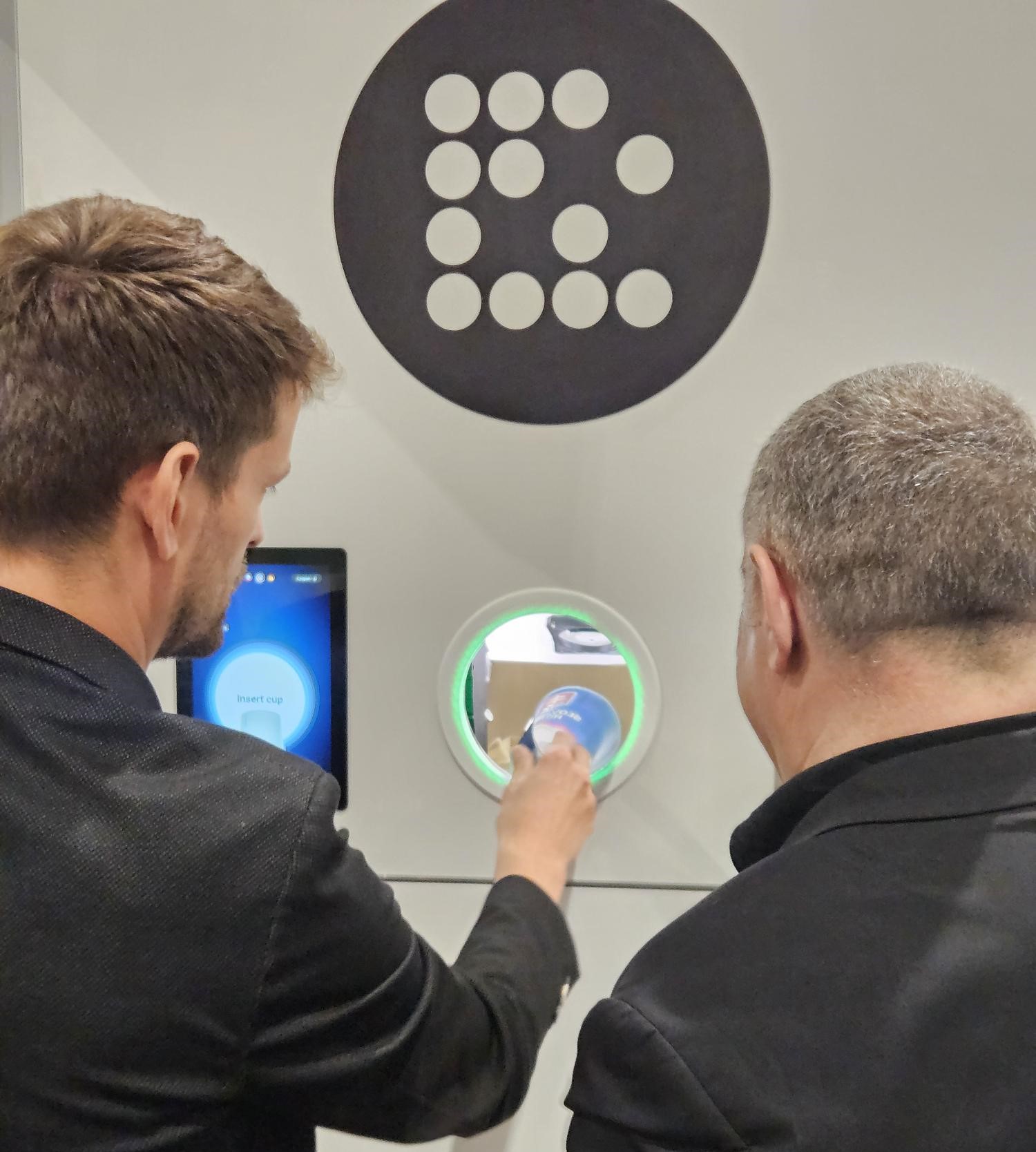 Demonstration of a cup return in a Smart DRS machine.