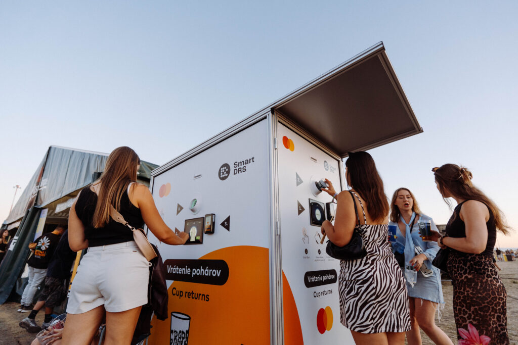 Visitors returning reusable cups at a Smart DRS Dual station during Grape Festival 2026