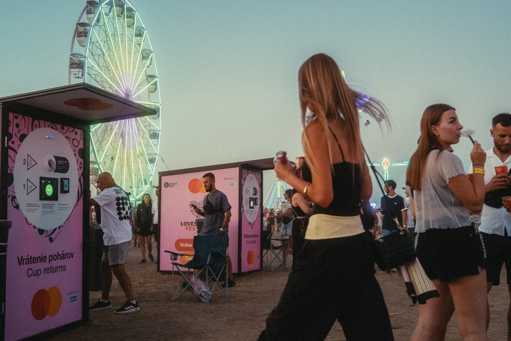 Festival visitor tapping a payment card at a Smart DRS return station at LOVESTREAM Festival 2026.