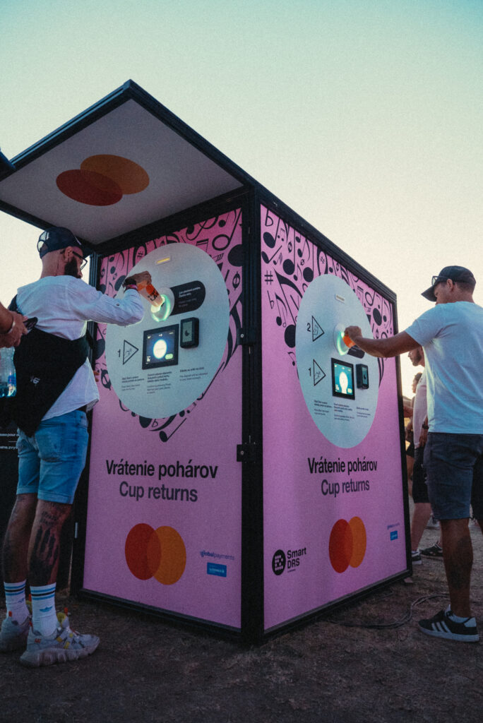 Visitors using a Smart DRS Dual station for reusable cup returns at LOVESTREAM Festival 2026.