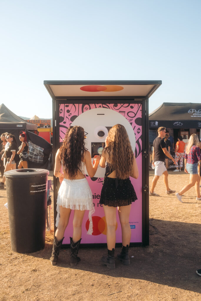 Festival visitors returning reusable cups at a Smart DRS return station at LOVESTREAM Festival 2026.