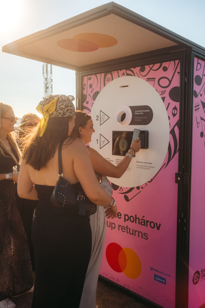 Vrátenie zálohy na platobnú kartu za vratné poháre pri stanici Smart DRS na festivale LOVESTREAM 2026 v Bratislave