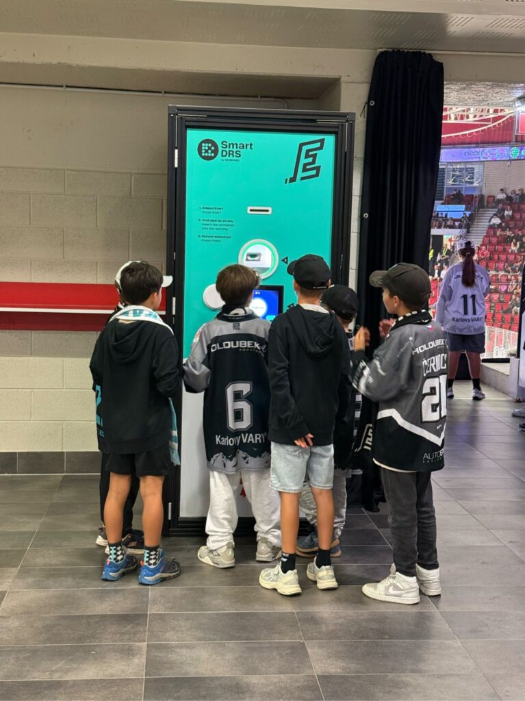 Fanoušci vracejí PET lahve a plechovky do automatu Smart DRS na stadionu