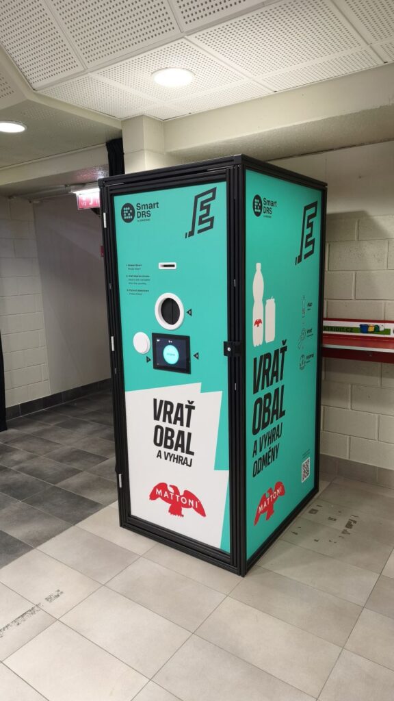 Sběrný automat Smart DRS pro PET lahve a plechovky v karlovarské aréně