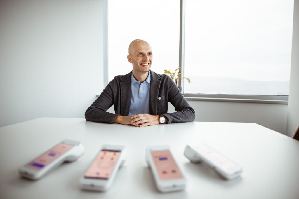 Michal Kitko, Country Manager spoločnosti Global Payments pre Slovensko, počas rozhovoru o prepojení Smart DRS, vratných obalov a vrátenia zálohy priamo na platobnú kartu.