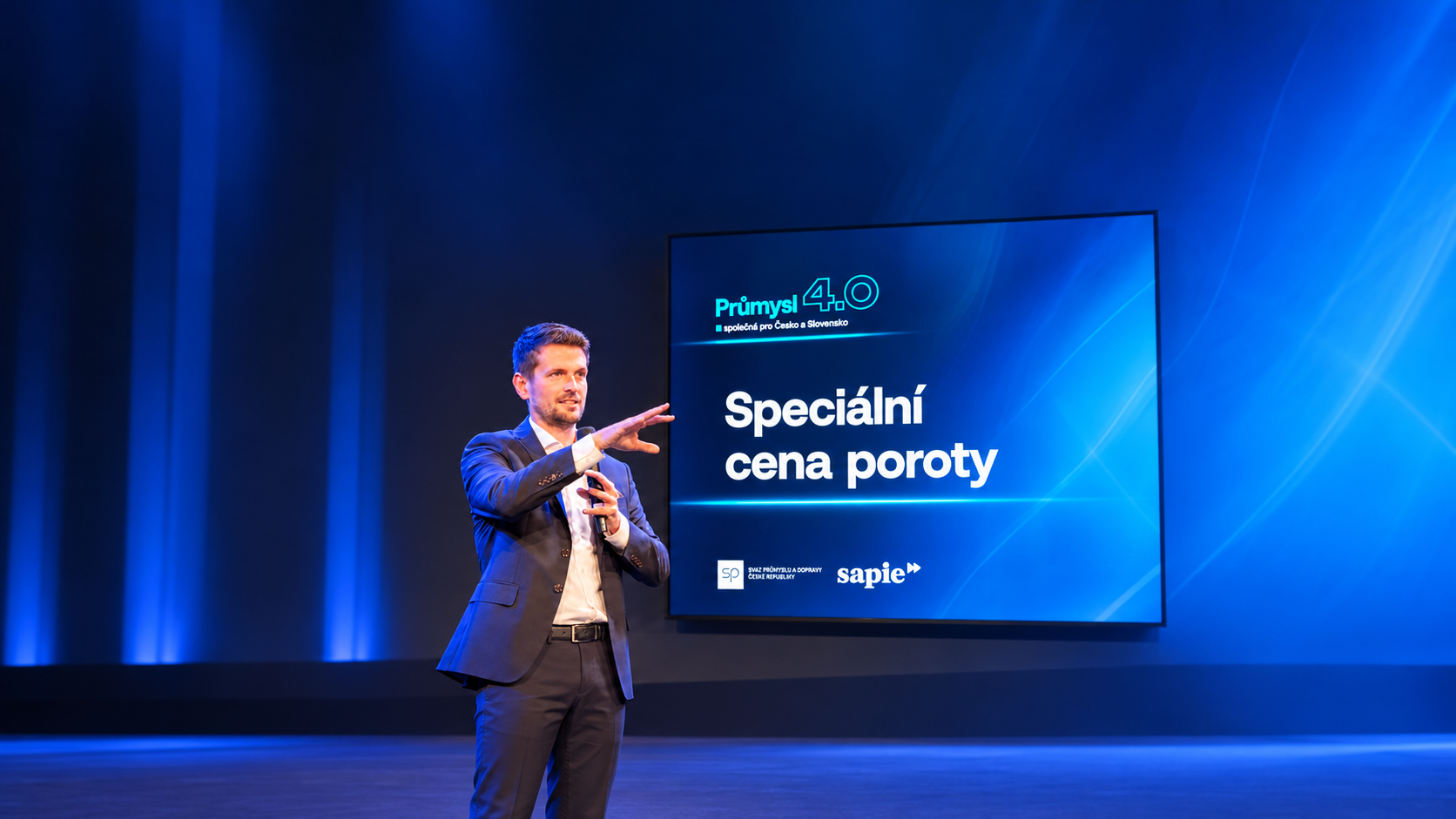 Ceo Smart DRS by Sensoneo s mikrofonem před obrazovkou s nápisem Speciální cena poroty