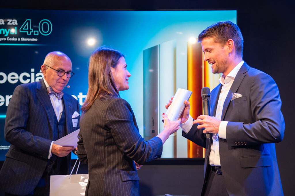 Smart DRS CEO by Sensoneo receiving the Special Jury Prize trophy