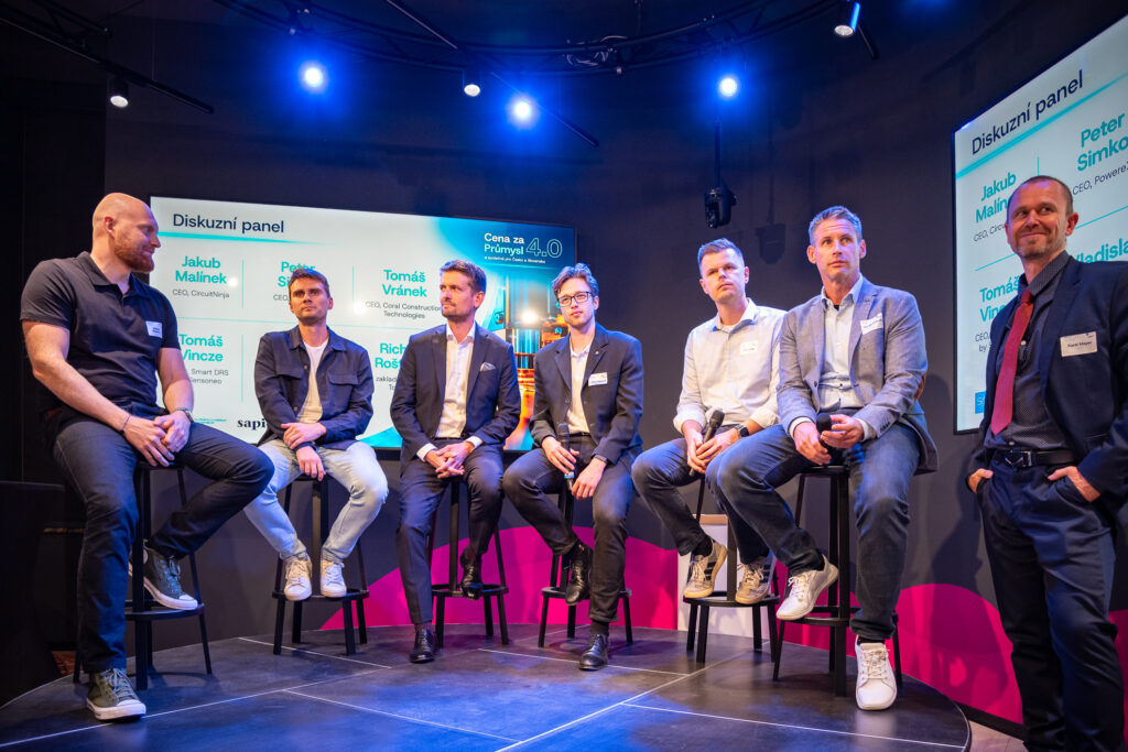 Panel discussion participants at the Industry 4.0 Awards 2026, where Smart DRS by Sensoneo received the Special Jury Prize.