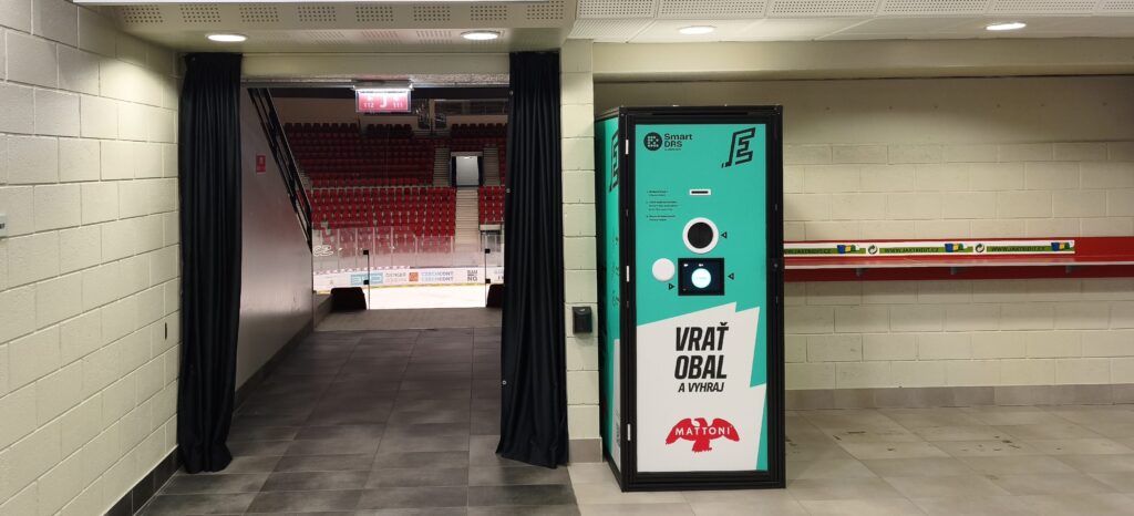 Smart DRS Sammelstation für PET-Flaschen und Dosen neben dem Zugang zu den Tribünen der Arena des HC Energie Karlovy Vary