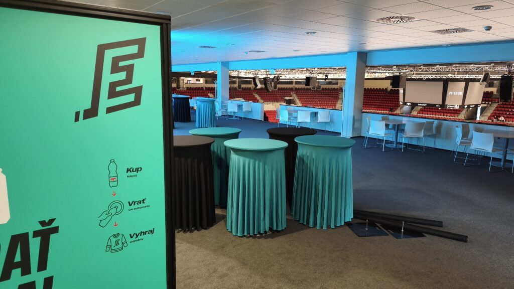 Smart DRS Sammelstation im VIP-Bereich der Arena des HC Energie Karlovy Vary mit Blick auf die Eisfläche